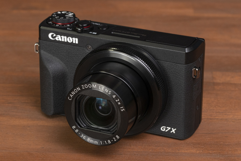 イメージセンサー：1.0型有効約2,010万画素CMOS（積層型）／レンズ焦点距離：24-100mm相当（35mm判換算）／光学ズーム倍率（4.2倍）／レンズ構成：9群11枚（両面非球面レンズ1枚、片面非球面UAレンズ1枚、片面非球面レンズ1枚、UDレンズ1枚）／最短撮影距離：5cm（広角端）40cm（望遠端）／感度：ISO 125〜12800（拡張25600）／記録媒体：SDXC/SDHC/SDメモリーカード／液晶モニター：3.0型TFTカラー液晶（約104万ドット）／外径寸法：約105.0×約60.9×約41.4mm／質量：約304g（バッテリーおよびメモリーカード含む）