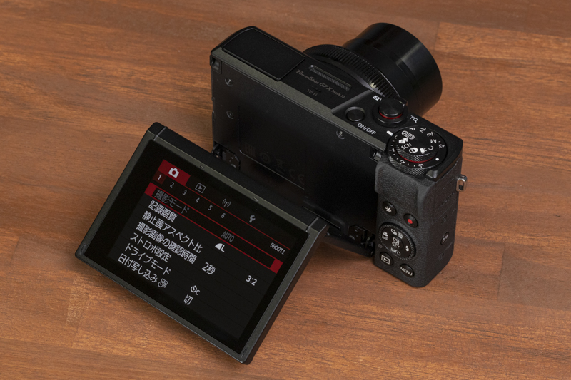 イメージセンサー：1.0型有効約2,010万画素CMOS（積層型）／レンズ焦点距離：24-100mm相当（35mm判換算）／光学ズーム倍率（4.2倍）／レンズ構成：9群11枚（両面非球面レンズ1枚、片面非球面UAレンズ1枚、片面非球面レンズ1枚、UDレンズ1枚）／最短撮影距離：5cm（広角端）40cm（望遠端）／感度：ISO 125〜12800（拡張25600）／記録媒体：SDXC/SDHC/SDメモリーカード／液晶モニター：3.0型TFTカラー液晶（約104万ドット）／外径寸法：約105.0×約60.9×約41.4mm／質量：約304g（バッテリーおよびメモリーカード含む）