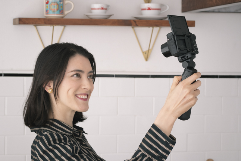 自分撮りのときはボディ上部に跳ね上がるタイプの液晶モニターが便利