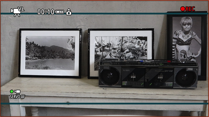 動画記録時は背面モニターの枠が赤く点滅。さらに右上の赤いREC表記も点滅して、動画の記録中であることを知らせる