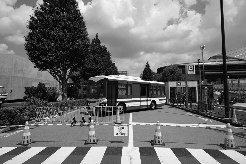 本来なら昨年開催のはずだった世界的なスポーツイベント。都内会場周辺はいずこも物々しい警備で、親しみや楽しさなどとは無縁であった。税金の使い途なども含め果たしてこのイベントを行う必要があったのか、未だ考えることは多い。<br>FUJIFILM X-E4 / XF14mmF2.8 R/ 絞り優先AE（F5.6・1/1250秒・-0.33EV） / ISO 160 / フィルムシミュレーション：ACROS