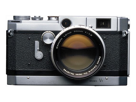 写真1：キヤノンVTではアクセサリーシューの中にフォーカシングに連動して上下に動くピンを設け、外付けファインダーのパララックス補正を行っていた。（<a href="https://global.canon/ja/c-museum/" class="n" target="_blank">キヤノンカメラミュージアム</a>」より）