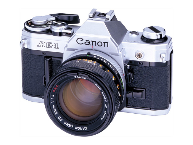 写真4：キヤノンAE-1。ホットシューにストロボからの信号を受けるための追加の接点を設けた。（<a href="https://global.canon/ja/c-museum/" class="n" target="_blank">キヤノンカメラミュージアム</a>」より）