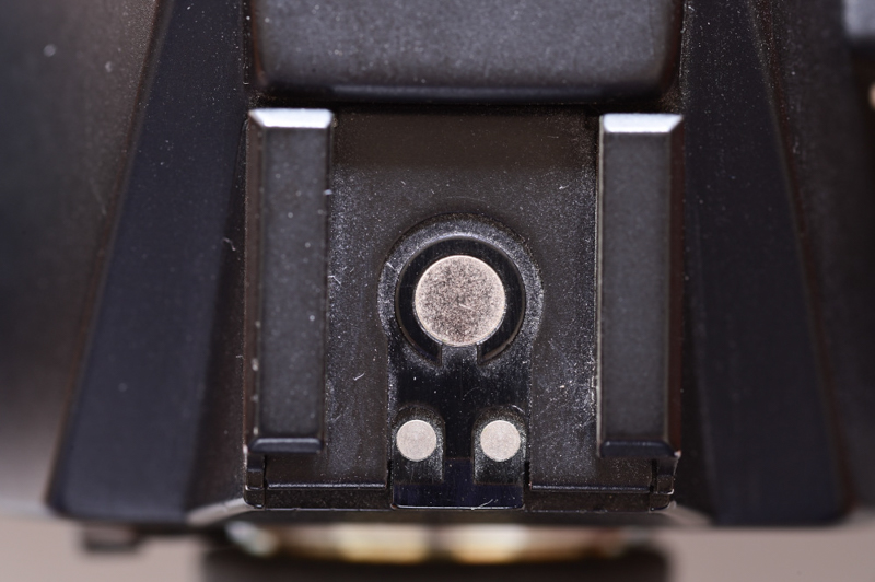 写真5：キヤノンのアクセサリーシュー接点の変遷。これはキヤノンニューF-1のものだが、接点の種類と位置は写真4のキヤノンAE-1と同じ。