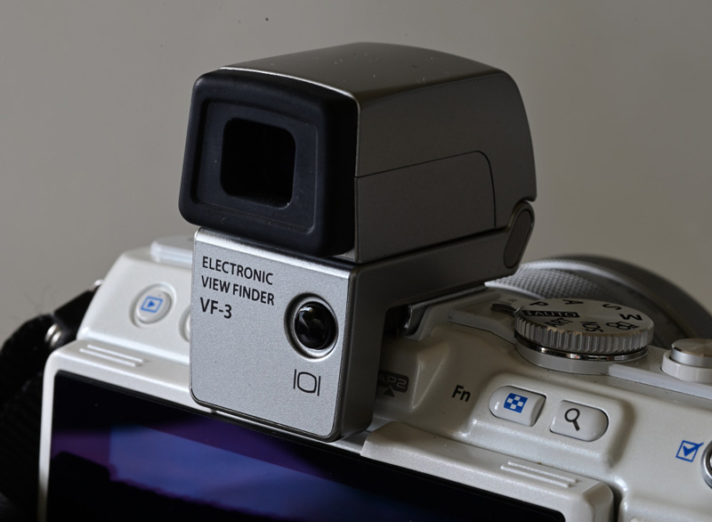 EVFを装着したところ。