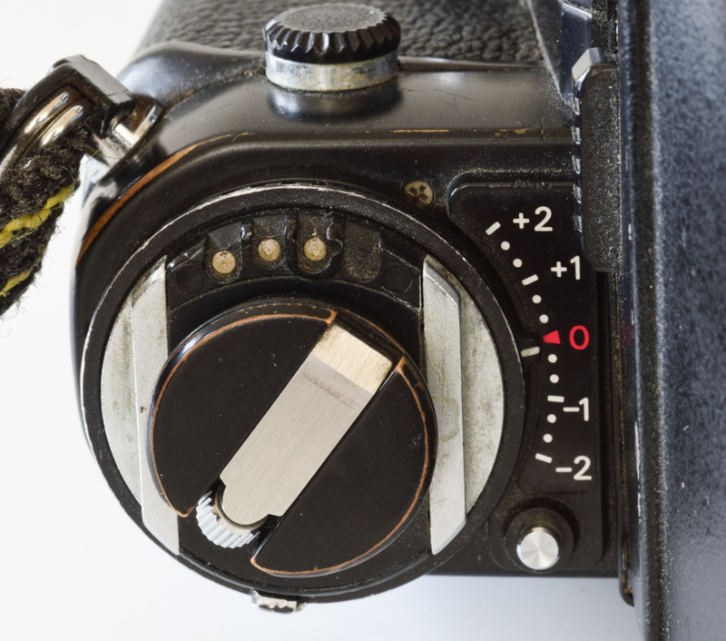 写真9：ニコンF3の独自規格アクセサリーシュー。前方にシンクロ接点とTTL調光などの情報通信用の接点がある。