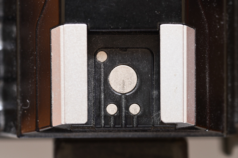 写真10：ミノルタからソニーへのアクセサリーシュー接点の変遷。このミノルタα7000では他社と同様にホットシュー内の追加接点を設けている。