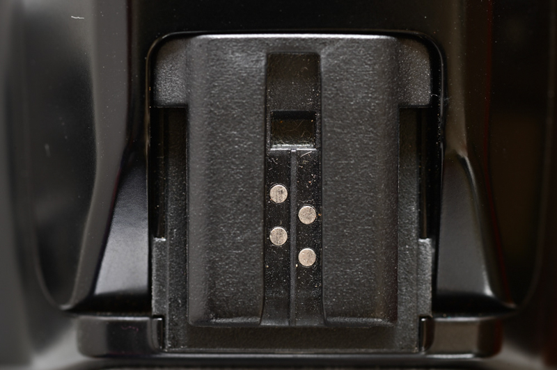 α7700iからは写真の「オートロック・アクセサリーシュー」に変更（写真はα3-xiのもの）。