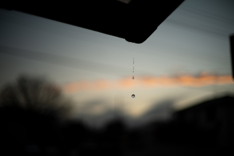 雨上がりに。近距離なので絞って深度を稼ぎたいところですが、開放F1.4で撮影。実際ピントはきていないのですが、雨どいから漏れる水滴の形に惹かれました。<br>LUMIX S1R / NOKTON classic 40mm F1.4 / 絞り優先AE（F1.4、1/1250秒） / ISO 100