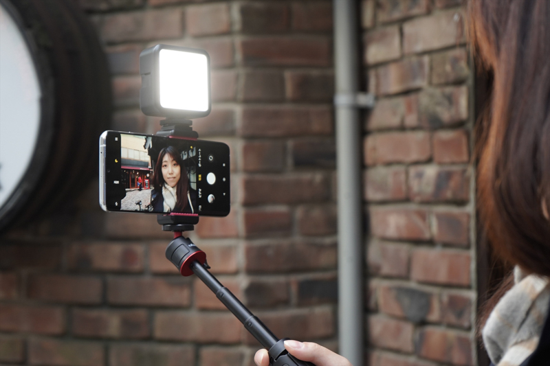手持ちのスマートフォンでも気軽なVlog撮影が可能。