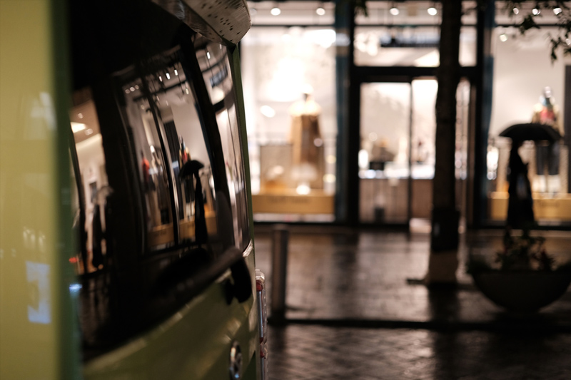 一番のお気に入りはクラシッククロームの落ち着いた色合いで“渋カッコよく”撮ること。雨の日の描写もしっとりとした中にコントラストが冴えていて気持ちがいい。X-E4には単焦点レンズを着けて歩くのがベスト。<br>FUJIFILM X-E4  / XF33mmF1.4 R LM WR / 絞り優先AE（F1.4、1/100秒） / ISO 800