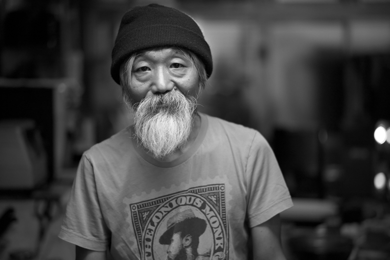 開放絞りで撮影。向かって左側の目にフォーカスしています。右目、鼻のアタマ、髭は当然、被写界深度外になりますが、個性ある立体感を感じる描写になりました。<br>ライカM（Typ240）　NOKTON Vintage Line 75mm F1.5 Aspherical VM（F1.5・1/250秒）ISO 1600