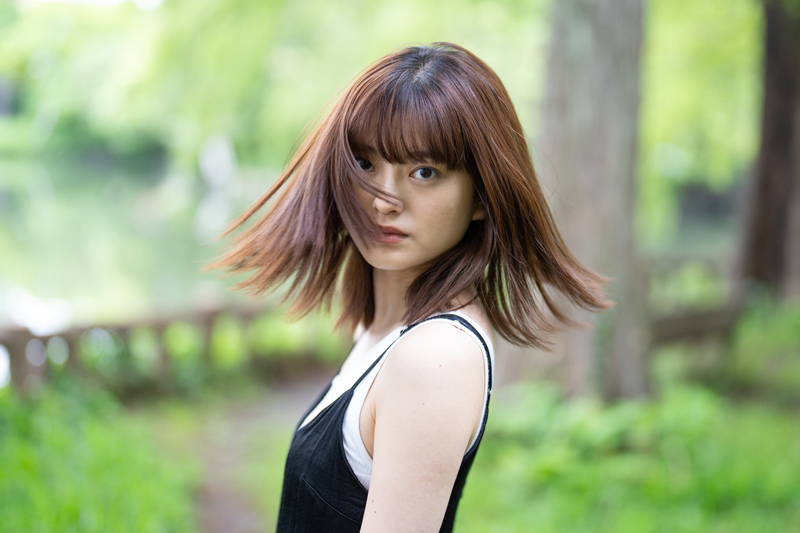 ずっと撮り続けている女優の田中珠里さん。買ったばかりのこのレンズでカメラを構えてシャッターボタンに人差し指を触れた瞬間、スーっと合焦しにいく。あとはファインダーの中の彼女の動きと表情だけを見ていれば良い。<br>α7R IV / FE 50mm F1.2 GM / 絞り優先AE（F1.2・1/320秒・+1EV） / ISO 400