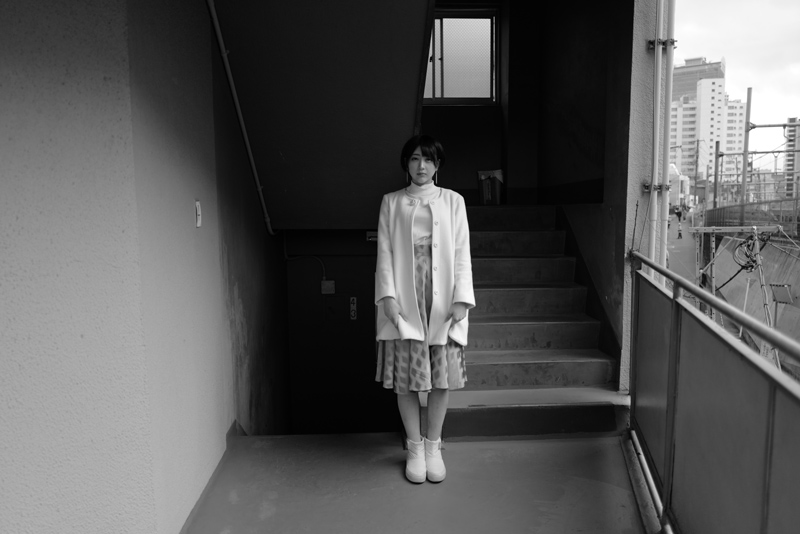 写真展開催中に女優・夏目響さんを撮らせてもらう。ギャラリーのあるマンションの階段のレトロな雰囲気が彼女と合う。28mmの画角の気持ちよさは特筆すべきポイントだ。<br>LEICA Q2　SUMMILUX 28mm F1.7 ASPH.（F1.7・1/1,000秒）ISO 400
