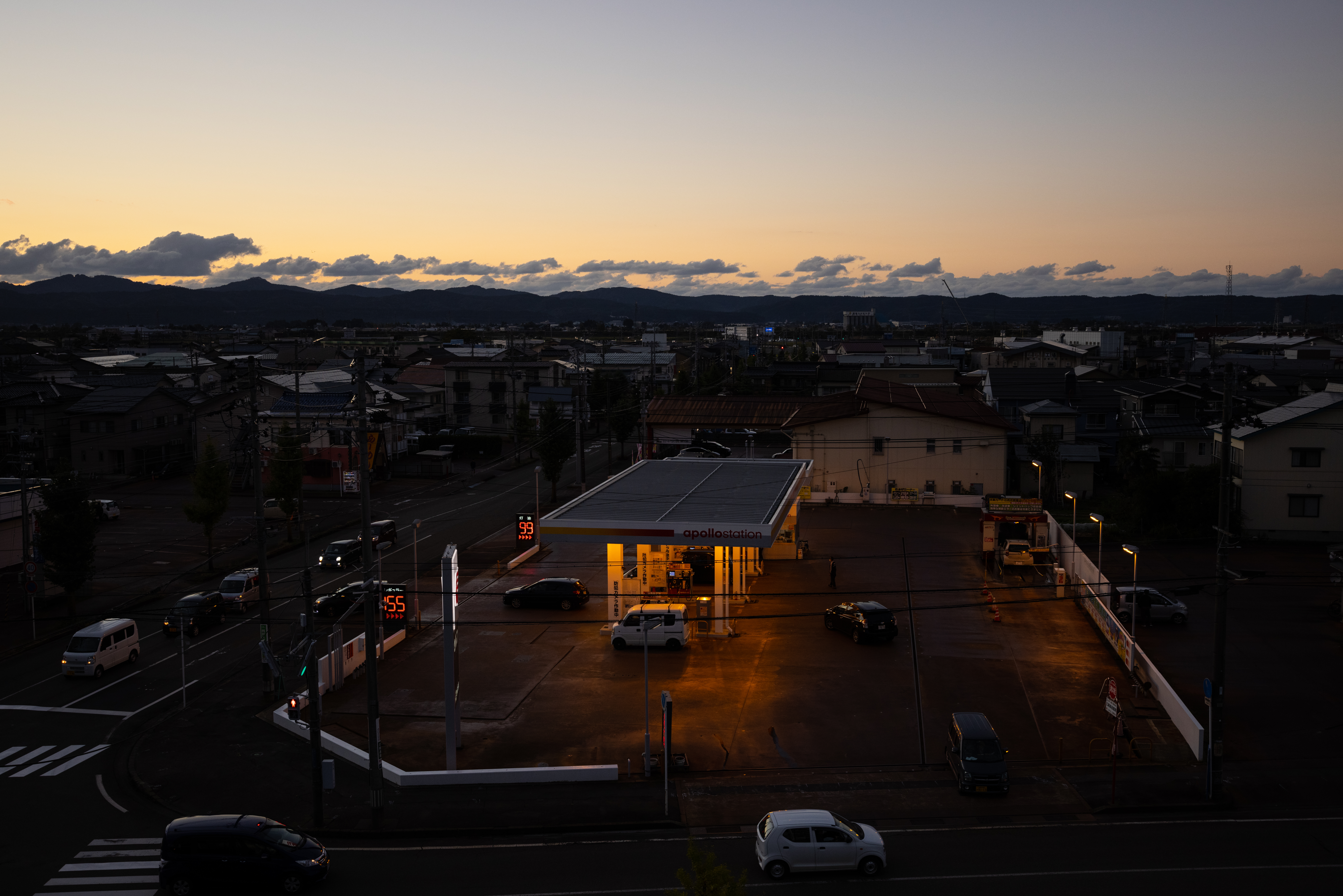 日没直後、ホテルから見下ろす夕暮れのガソリンスタンド。染まった空のグラデーションで明日は晴れそうだ。<br>EOS R5 / RF14-35mm F4 L IS USM （35mm） / 絞り優先AE（F4・1/500秒・±0EV） / ISO 400
