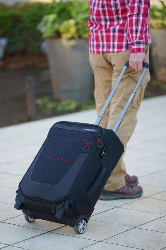 サイドハンドル、TSAロック、赤のマンフロットアクセントが外観の特徴であり、有効な機能になっている「PL ローラーバッグ SWITCH55」。