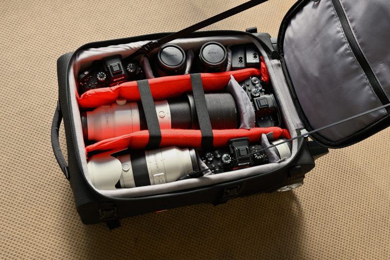 出張時の基本形である、付属のパーティションを整理してミラーレスαを3台（バッテリーグリップ付き）、16-35mmF2.8、24-70mmF2.8、70-200mmF2.8、200-600mmF5.6-6.3、×1.4テレコンバーター、バッテリー充電器2個を格納させた状態。