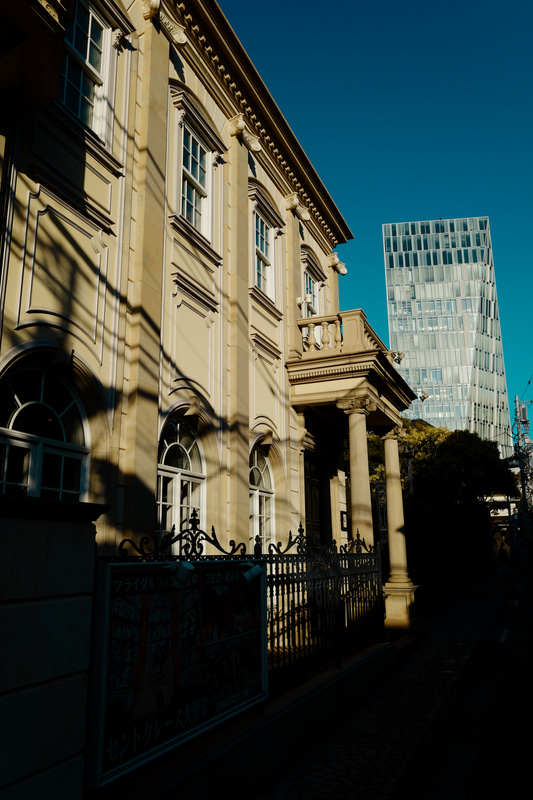 「1995年-パパラッチ」。ダイアナ元妃を追いかけるカメラマンを通じて広く知られた“パパラッチ”という言葉。コントラストが高く、光と影を一層強調する仕上がりだ。