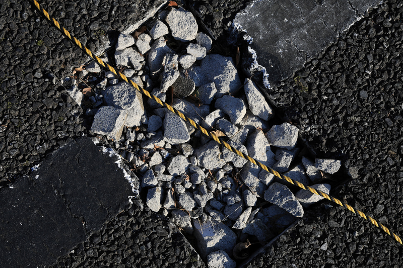 何か落ちてないかなあと、いつも下向いて歩いているものですから、こういう写真を撮ってしまうのでしょう。こういうつまらない被写体でもEOS R3くんは手を抜かずにベストなフォーカス位置を示してきます。ただねえ、ココロを見透かされてるような絶妙なフォーカシングをされると、逆に写欲が萎えるんですけど。<br>EOS R3　RF24-105mm F4 L IS USM（F11・1/640秒）ISO 400