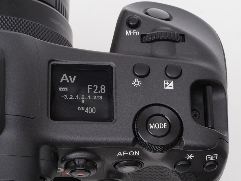 上部の液晶表示パネルはEOS R5と同じような謙虚な大きさですが、シンプルでも必要十分な情報は得られ、視認性は十分で不満はありませんでした。つまらない撮影モードダイヤルが外に出ていることもないので、ボディ全体のデザイン的な収まりもいいと思います。