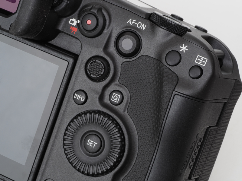 ボタン類は少なくないのですが、一眼レフEOSから乗り換えたり、共用してもまごつくことはないのではないかと。よく練られたUIなので、少し触っているとそれぞれの役割がわかります。それにスティック状の「マルチコントローラー」がありますから、もうそれだけで大丈夫という安心感があります。