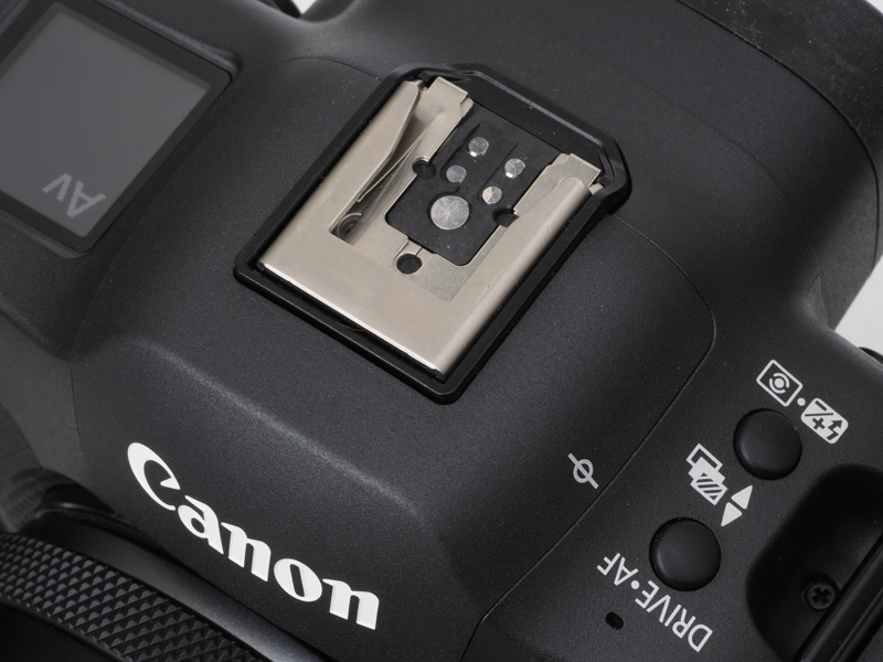 従来のホットシューに通信端子を増やしたマルチアクセサリーシューは、写真撮影と動画撮影のどちらにも拡張性を与えています。シュー全体を覆う形状のゴム製シューカバーも評価したいです。よくあるプレートタイプのシューカバーが個人的に好きではないということもありますけれど。