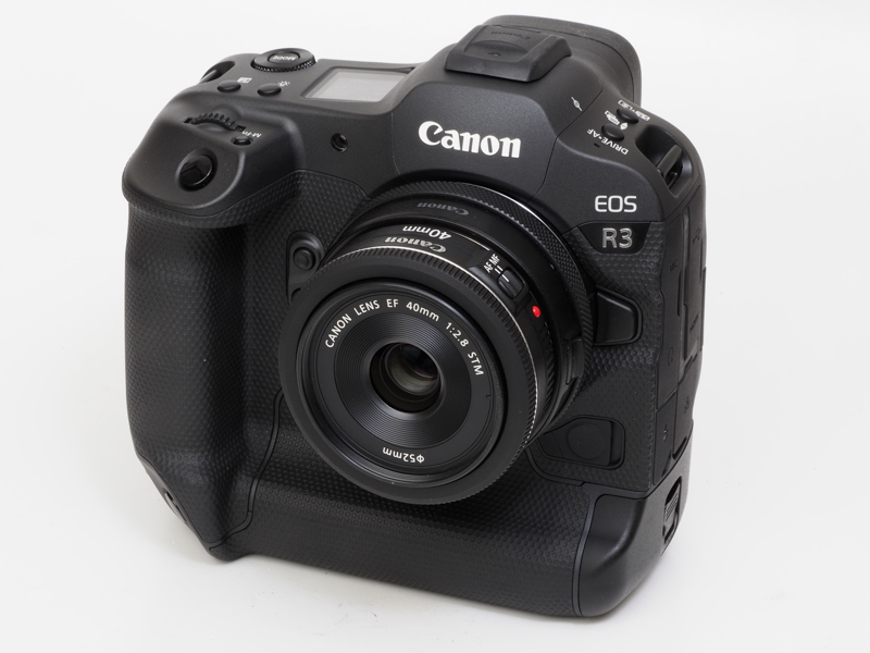 一眼レフEOS用の「EF40mm F2.8 STM」。40mmのレンズが最近話題ですが、EFレンズでも単体のパンケーキタイプがあるので愛用しています。