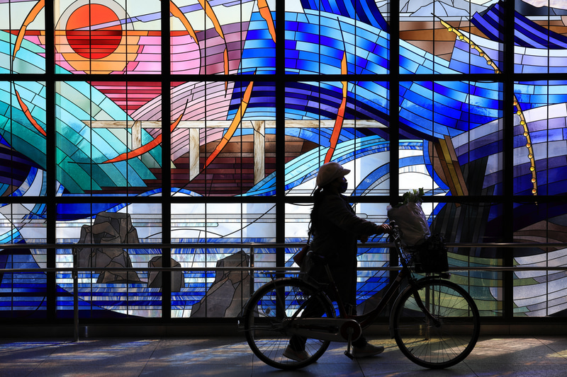 歪曲があると目立つ条件ですが、何ら問題のない描写で不自然さがありません。ステンドグラスの雰囲気が良かったので撮影したわけで、当然、逆光なんですが、あまりにもラクに撮れすぎて、何だか拍子抜けしてしまいます。<br>EOS R3　RF24-105mm F4 L IS USM（F9・1/500秒）ISO 400