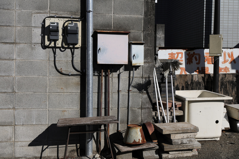 EOS R3で撮影することは禁じられる地味な片隅の光景ですが、禁を破りました。錆びたバケツにほうきがあるわけですから、この要素だけで個人的に見過ごせないわけです。そんな立派なカメラでこんなもの撮るなと注意されると恥ずかしいから、コソコソ撮影しています。<br>EOS R3　RF24-105mm F4 L IS USM（F8・1/4,000秒）ISO 400