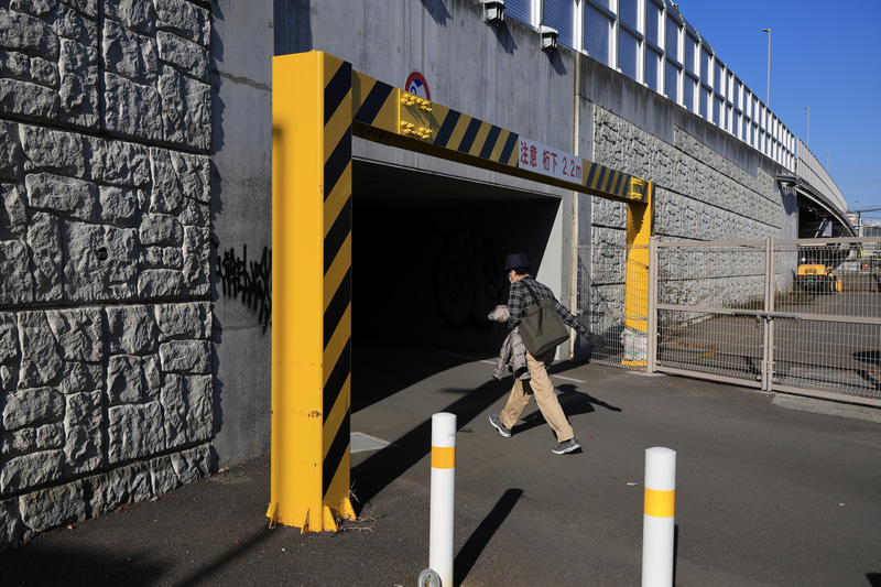 スナップショットの場合は、ボールがラケットに当たる、みたいな瞬間を捉えるというより、街の呼吸と合わせるみたいな感覚で撮るのが良いと考えています。EOS R3と私は相性がかなりよいみたいです。ファインダーの覗き心地とか、自動選択のAFの狙いも筆者と合致するのが素晴らしいですね。<br>EOS R3　RF24-105mm F4 L IS USM（F8・1/2,500秒）ISO 400