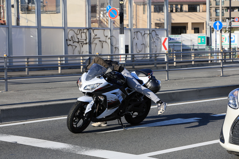 横断歩道を渡っていた時に見つけた光景です。最初は人が乗っていないバイクのように見えたので、瞬間的にシャッターを切ったのですが、車体の点検でもしていたのでしょうかね。基本、“不思議に見えたもの”は迷わずシャッターを切るのですが、EOS R3も勝手に狙い通りのところにフォーカシングするわけです。<br>EOS R3　RF24-105mm F4 L IS USM（F9・1/800秒）ISO 400