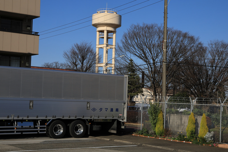 給水塔も家訓として必ず撮影しなければならず、忠実にこれを守る筆者です。ベッヒャーが好きなものですから。最新鋭のEOS R3には迷惑なことでしょう。でも自動選択のAFでも手前のトレーラーのところにフォーカスがまず動くわけですね。<br>EOS R3　RF24-105mm F4 L IS USM（F16・1/800秒）ISO 400