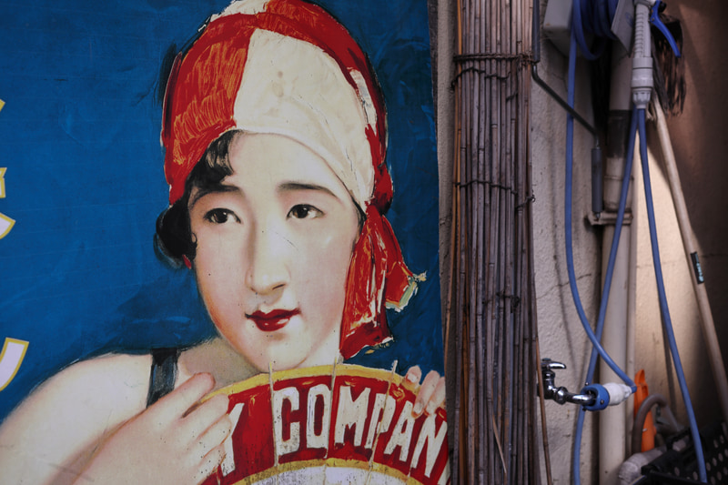 看板だろうが絵画だろうがEOS R3くんは、自分で人物にフォーカスを合わせに行きたくなるようです。これも40mmですが、画角的にも使いやすいですし、マウントアダプターをつけてもさほど大きくはならず使いやすいですね。<br>EOS R3　EF40mm F2.8 STM（F5.6・1/200秒）ISO 400