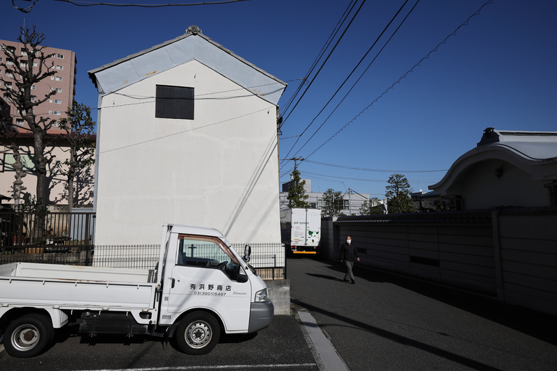 明暗差の大きな条件でかつ順光という、これも筆者が好きな条件ですが、思ったように写りすぎて疲れてしまいました。写真のパースペクティブを抑えるために、カメラを頭上に掲げて背面モニターのライブビューを見ながら撮影しています。<br>EOS R3　EF24mm F2.8 IS USM（F8・1/1,250秒）ISO 100