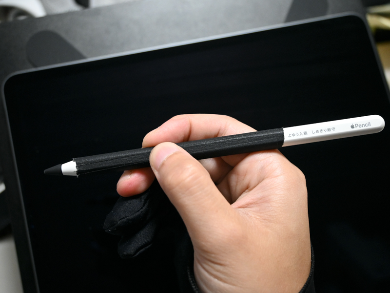 ペンシル自体もツルツルしているが、パーマセルは適度な滑り止めになる