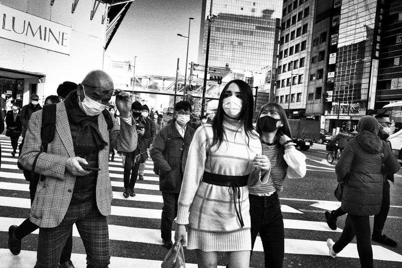 西新宿1丁目の交差点。信号が青に変わると、向かい合うようにして横断歩道へと歩きだす。右胸にGR IIIを構えたノーファインダーだったが、絶妙なバランスで写されていた<br><span class="fnt-85">RICOH GR III／28mm相当／プログラムAE（F4.5、1/250秒、±0EV）／ISO 200／WB:オート</span>