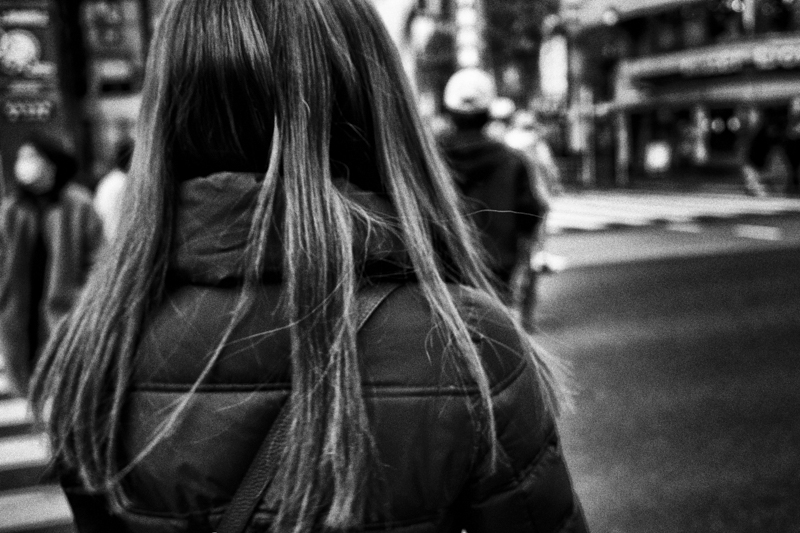 GR IIIからGR IIIxにカメラを持ち替えてバックショットを写す。40mmの画角は人の視線に似ているから擬似的に彼女の視線をのぞき見る<br><span class="fnt-85">RICOH GR IIIx／40mm相当／プログラムAE（F2.8、1/125秒、±0EV）／ISO 200／WB：オート</span>
