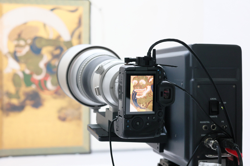 自社開発の旋回台にEOS R5を装着して撮影