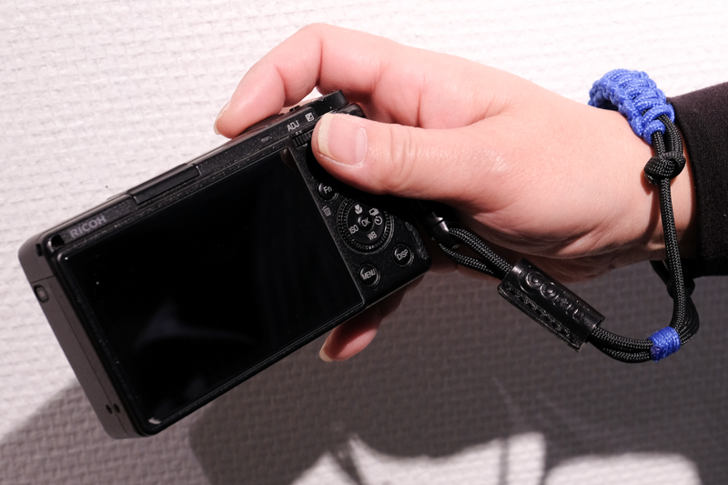 手首にあたる部分が編み込みで仕上げられている。引っ張ることで幅をひろげることも可能で手首への当たり具合は非常にソフト。ブレスレットのように見えるデザインもファッショナイテムとして使って欲しいと話すその言葉を裏づける意匠となっている。