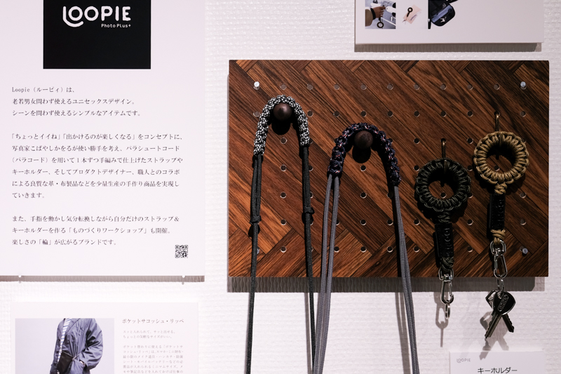 自身について職人気質なところがあると話すこばやしかをるさん。製品の展示ボードなどもお手製で用意するコダワリようだ