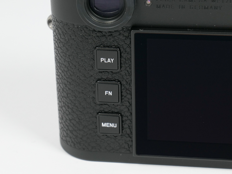 背面左側はボタンが3つ。ライカM10シリーズと同じだが並び順が異なる