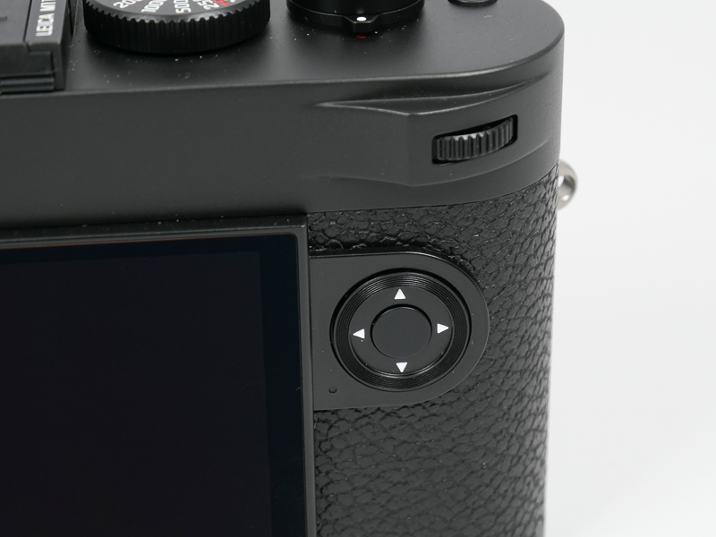 サムホイールと方向キーの組み合わせは従来通り。サムホイールがプッシュ操作に対応したのが新しい