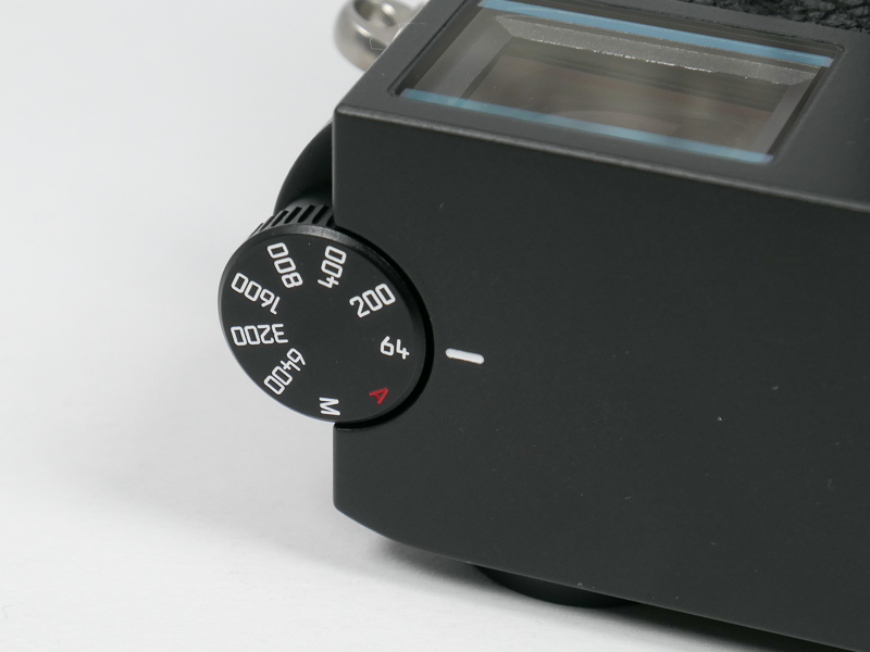 ベース感度がISO 64になったため、ISO感度ダイヤルにも「64」が加わった