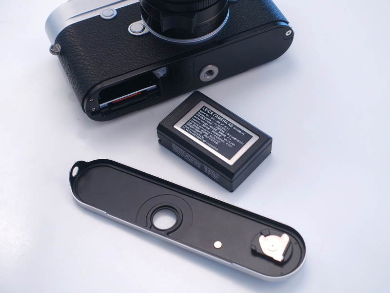 参考：ライカM10の底面。ベースプレートを外し、バッテリーを抜いたところ