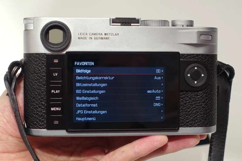 参考：ライカM10の背面。3.0型のモニターがトップカバーとベースプレート部分に食い込んでいる。ライカM11は2.95型となりシェル部分の幅に収まった