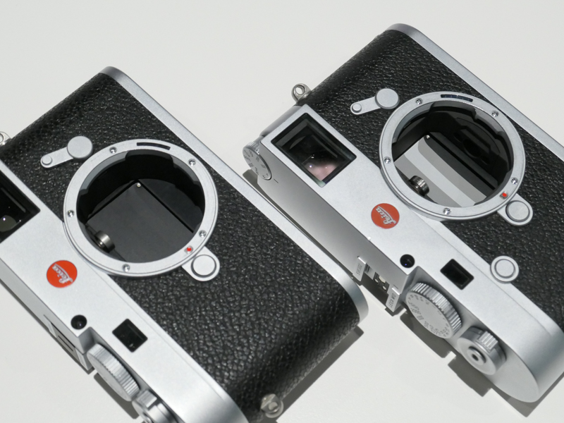 参考：ライカM11（左）はマウント内部がかなりすっきりしており、ライカM10（右）と比べると差は明らか。あんなレンズやこんなレンズを付けたい人（※自己責任）は夢が広がるかも？