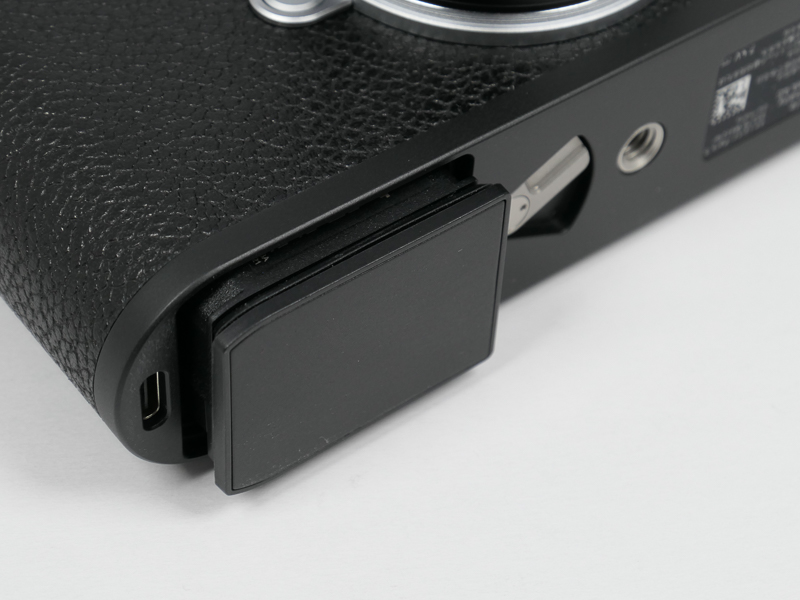 底面のレバーを操作すると、少しだけバッテリーが飛び出る