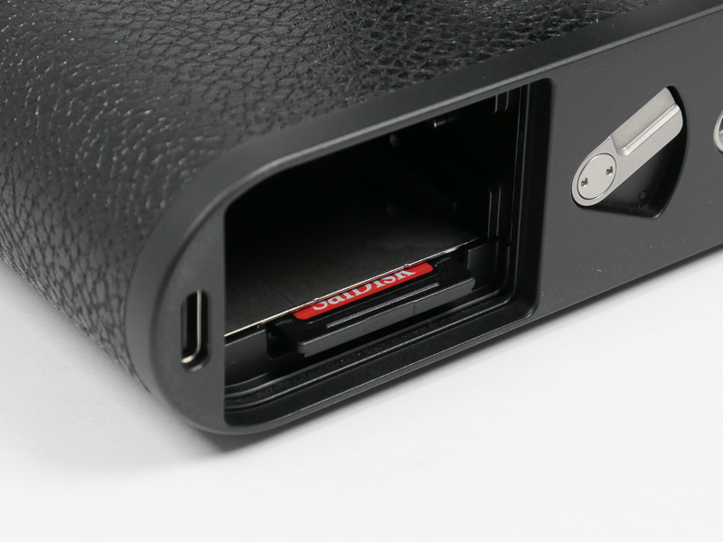 SDカードスロットが備わる。ライカM11では新たに64GBの内蔵メモリーも搭載