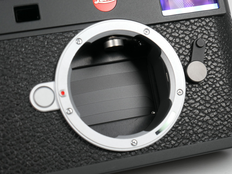 幕面反射を利用しなくなったため、シャッター幕も黒一色