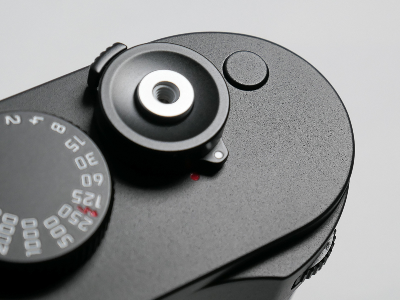 シャッターボタンわきに増えたボタンは、カメラ前面にあったフォーカスボタンが移動してきたもの